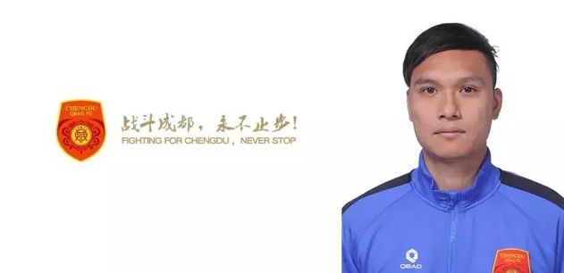 而斯嘉丽一身运动装扮，在这 《美国队长2》首映礼 斯嘉丽孕后亮相双峰傲人 2014-03-14 当地时间3月13日，洛杉矶，电影《美国队长2：冬日战士》（以下简称为《美国队长2》）首映礼，该片导演安东尼·卢素、乔·卢素携主演克里斯·埃文斯、斯嘉丽·约翰逊、塞缪尔·杰克逊、塞巴斯蒂安·斯坦、寇碧 克里斯恋情曝光：美国队长和白雪公主在一起了 2015-03-25 据外媒报道，“美国队长”克里斯·埃文斯和“白雪公主”莉莉·柯林斯两人上周六（当地时间22日）被拍到在洛杉矶的一家意大利餐厅约会，由此证实恋情。
