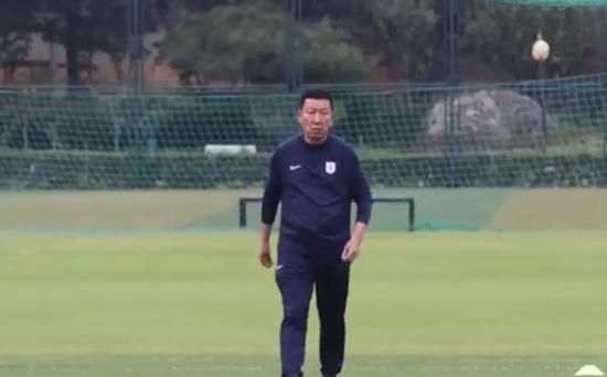 很多观众认为过度依赖台词来推动剧情，尤其是通过对话解决矛盾，会削弱电影的戏剧张力。