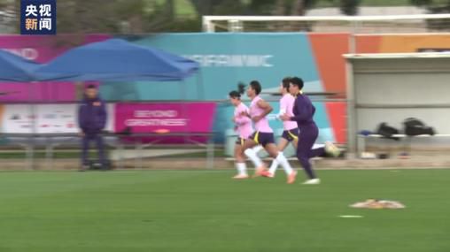 电影发布全新IMAX版本制式海报，海报中，小嗝嗝（梅森·泰晤士 饰）和没牙仔并肩立于山峰之上，经典动作引 《新·驯龙高手》极致还原之下，是神作还是遗憾？