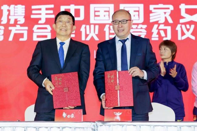 海报以“春生万物”为灵感，结合日出、攀登等概念元素，参考中国风的技法将山水万物、胶片与光束融合，极具视觉冲击力。