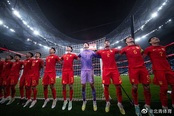 在黑白胶片的勾勒下，黄轩白衬衫、黑夹克的极简look呈现静谧质感。