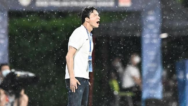 在现场，杰西卡·阿尔芭与主持人杰米身穿红色连体运动服打乒乓球引来全场瞩目，对于二人这次有趣的“合体”进行议论。