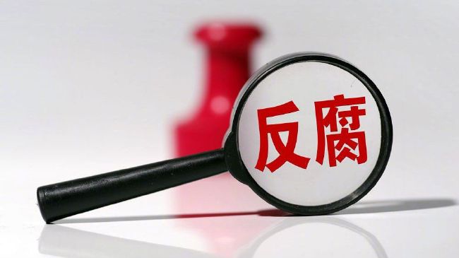 约翰尼·德普宣传《独行侠》 狂野不羁耀眼异常 2013-04-18 美国拉斯维加斯，当地时间2013年4月17日，久未露面好莱坞著名男星约翰尼·德普出席CinemaCon活动，并登台宣传自己的新片《独行侠》，他的装扮狂野不羁，一如往昔，散发着成熟男人的魅力，耀眼异常。