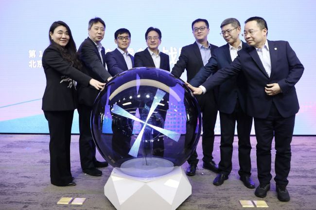 《抓特务》是冯小刚回归执导年代戏的又一力作，雷佳音、胡歌首次银幕合作，演绎斗智斗勇的冤家邻居关系，故事横跨新中国时代变迁，“是一部有风格