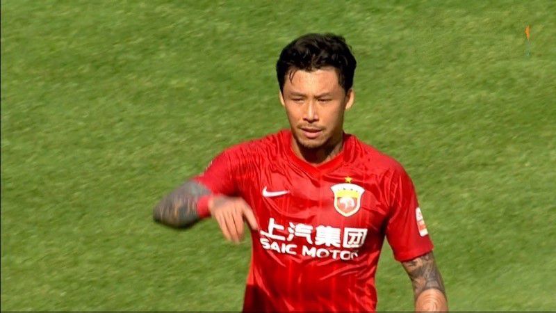 《盗贼同盟》讲述的是中韩联手的10名神偷前往澳门某赌场偷盗一枚稀世大钻石“太阳之泪”的惊险过程。