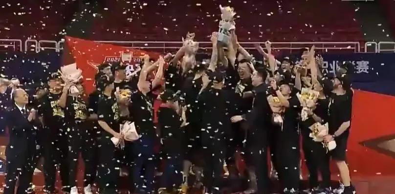 她一直坚信忍耐就是答案，离婚后她决定变成一个完全不同的人。