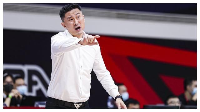 烈日下，华金戴着口罩和墨镜，做足防 《小丑2》洛杉矶热拍 华金·菲尼克斯灰头土脸现身 2023-03-07 当地时间2023年3月4日，美国加州，电影《小丑2》片场曝光了一组花絮照。