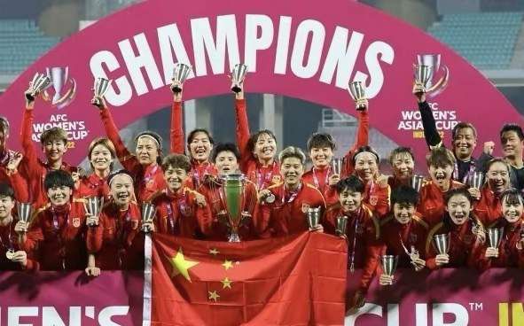 当发现狗仔偷拍时，“四爷”不仅伸手遮挡还与“若曦”保持距离欲盖弥彰。