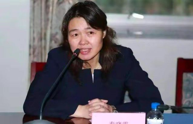 胡军与14岁女儿亲吻引争议 回复网友：您想多了 2015-09-11 昨日，胡军为女儿九儿庆生，还晒出了聚会的合影，胡军的好友刘涛也带着一双儿女现身为其庆祝。