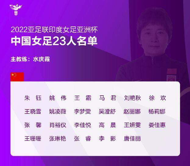 他身着墨绿色休闲西装内搭白色条纹衬衫，利落简洁，格调满满。