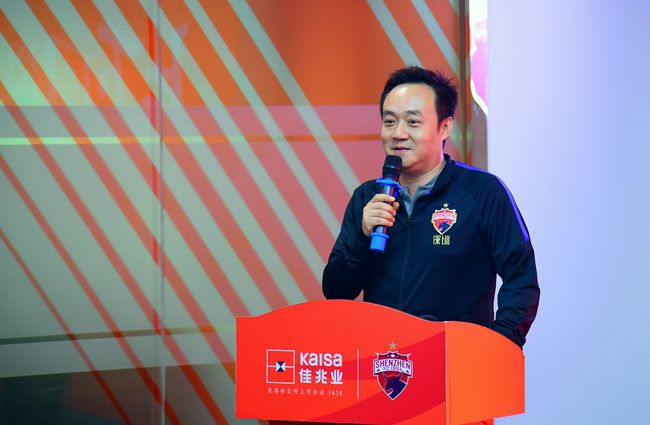 MV中，跟随紧张的音乐节奏，两大阵营的高能对决拉开帷幕。
