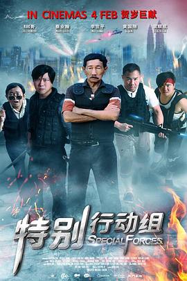 海莉演绎多套泳衣，在海边凹造型摆拍，身穿蓝色比基尼跪在海边，撩动未湿金发荷尔蒙爆棚。