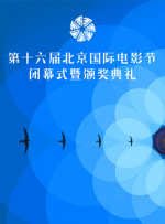 她通过自然的情感流露演出了旧日恋人重逢的悲喜。