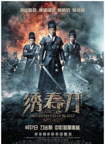身着黑白灰三色的他至简至燃，动静之间光影相随，释放运动时尚无限可能。