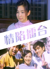 在这组大片中，杨幂或双眼凝神直视镜头，或歪头沉思不拘一格，举手投足间流露出的成熟魅力，大秀高贵大气的御姐范。
