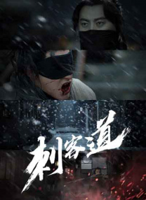 身着绿色风衣的她搭配黑色小脚裤和运动鞋，时尚大方又活力不减，丝毫不让寒冬着装“肿”起来！
