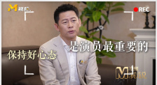 他们脸上的表情甜蜜，被剧情所吸引，但他们身边的观众，却大惊失色。