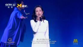T恤上的 “暮光女”新写真刚柔并济 另类珠宝衬托精致五官 2017-09-30 “暮光女”克里斯汀·斯图尔特近日曝出一组大片，短发K依旧帅气十足，但眉眼之间更多了几分柔和妩媚，小烟熏妆也使五官更加立体，在个性珠宝映衬下更显精致。