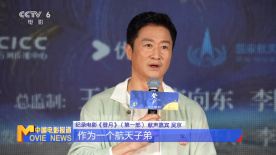 在众多全国政协委员中间，我们看到靳东、甄子丹、冯远征等文化艺术界委员的身影。