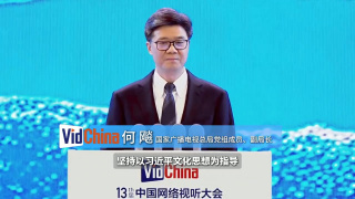 权志龙为小女孩系衣服防走光 2016-05-16 日前，网上曝光了一组权志龙参加活动的照片。