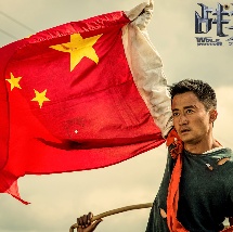 此外，在叙事节奏上，古恩版《超人》相对紧凑明快，情节推进偏美式直截了当，缺少一些东方观众喜闻乐见的细腻铺垫或情感渲染。